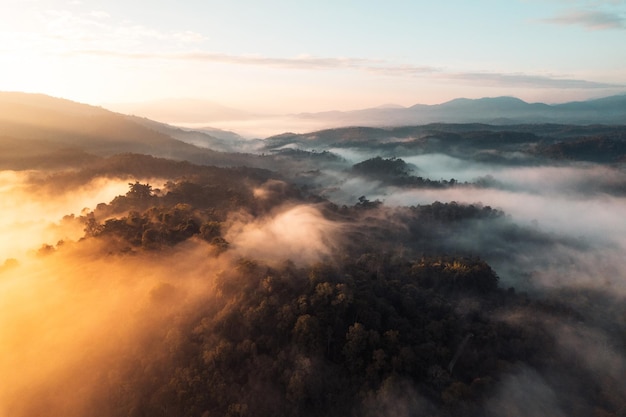 Vliegen boven de wolken zonsopgang en mist, op de heuvel