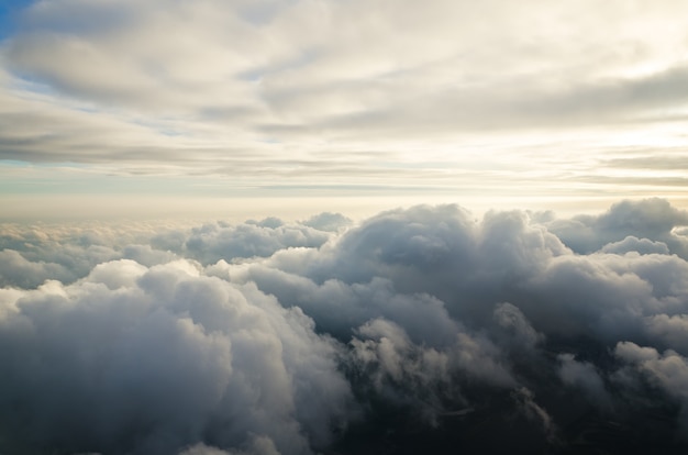 Vliegen boven de wolken