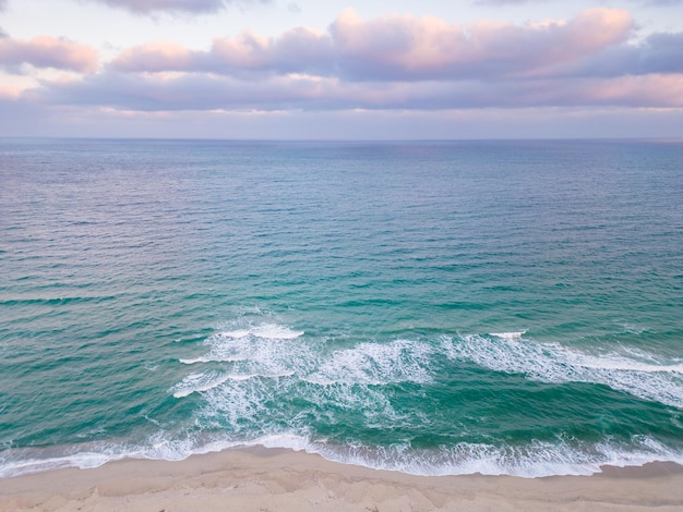 Vliegen boven het prachtige wilde strand in Bulgarije