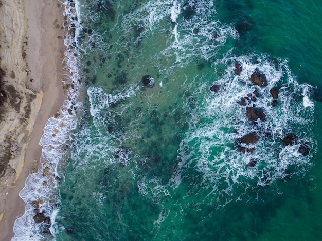 Vliegen boven het prachtige wilde strand in Bulgarije