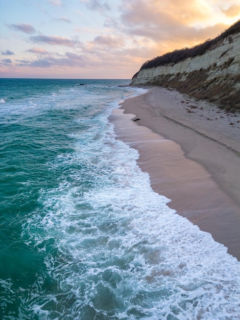 Vliegen boven het prachtige wilde strand in Bulgarije