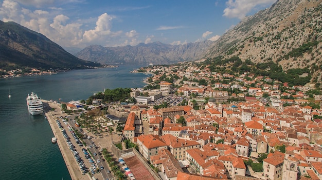 Vliegen boven Kotor in Montenegro