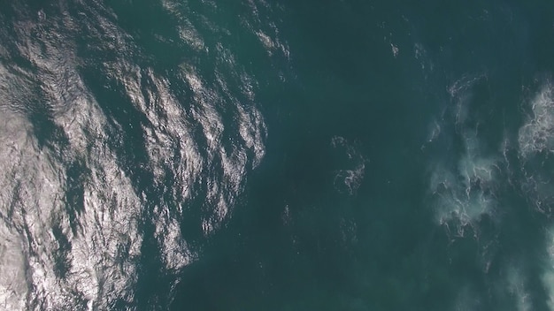 Vliegen over de oceaan met grote schuimende golven