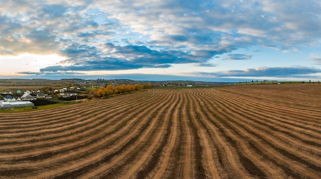 Foto vliegen over een leeg veld