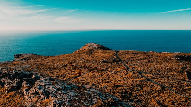 Vliegend landschap van de Atlantische Oceaan Luchtfoto