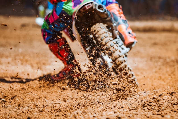 Vliegend puin tijdens een versnelling met mountainbikes race op onverharde weg