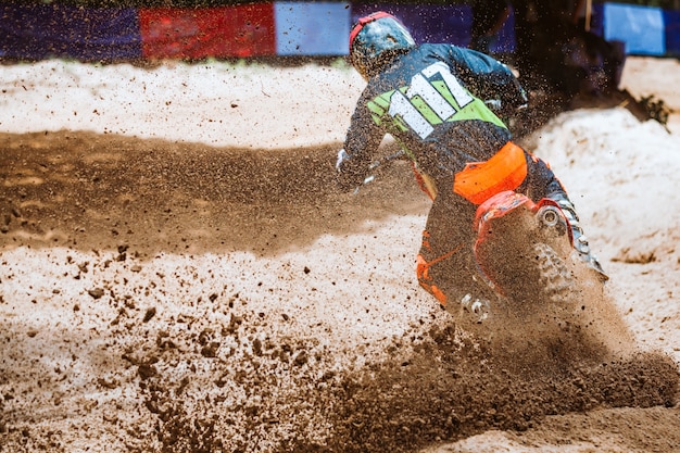 Foto vliegend puin tijdens een versnelling met mountainbikes