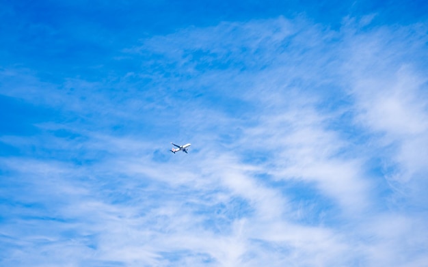 vliegend vliegtuig over de lucht