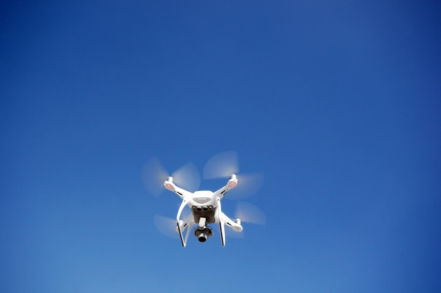 Vliegende drone in de blauwe lucht