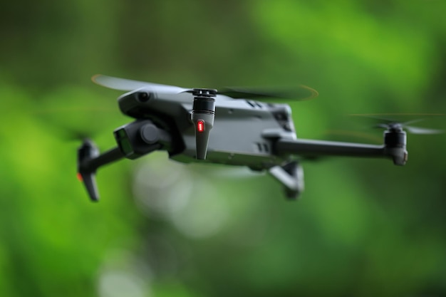 Vliegende drone in zomerbos