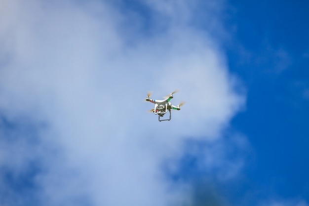 Vliegende drone met camera aan de hemel