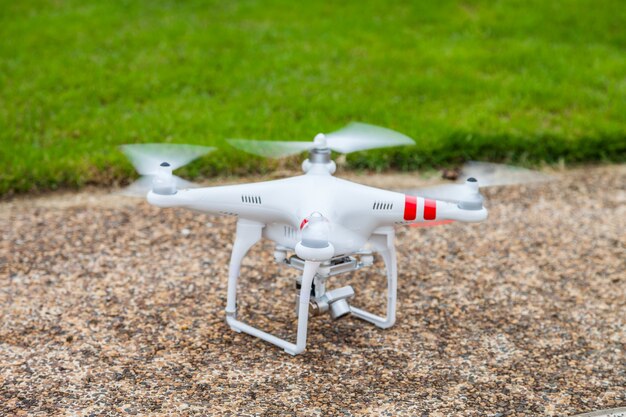 vliegende drone met camera op de vloer prepair om te vliegen