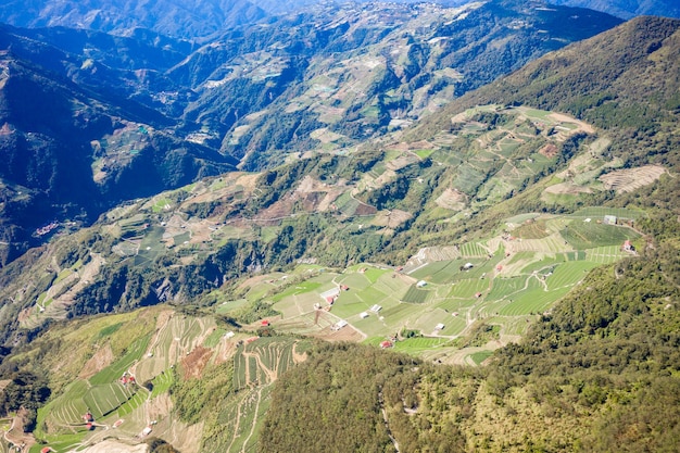 Vliegende drone naar prachtige verbazingwekkende beroemde Mt. Hehuan in Taiwan boven de heuveltop, luchtfoto geschoten.