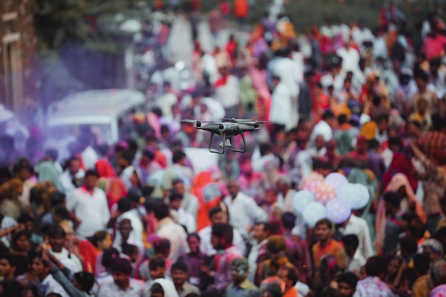 Vliegende drone over de menigte