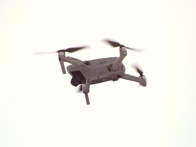 Vliegende drone quadcopter in de lucht