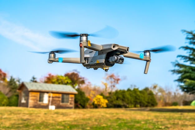 Vliegende drones in het park