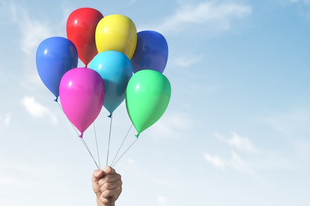 Vliegende gekleurde ballonnen in de lucht