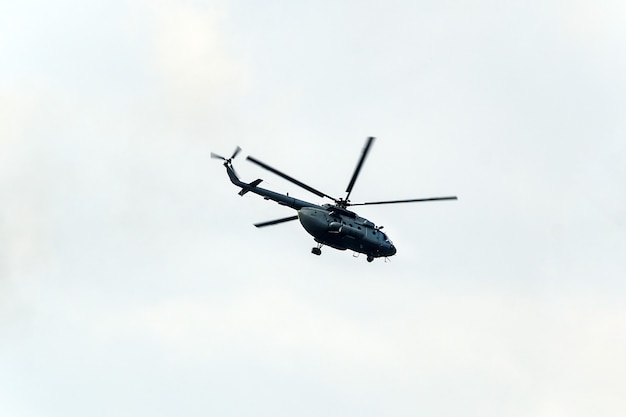 Vliegende helikopters in de lucht. helikopter op witte achtergrond