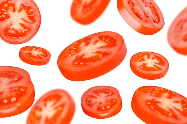Vliegende tomaten in cirkels gesneden Tomaten tomaten gesneden verse tomaten Geïsoleerde Achtergrond van tomaten Verschillende grootte