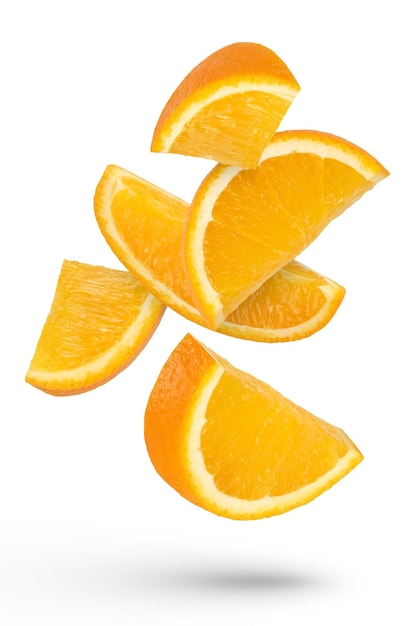 Vliegende vruchten Sinaasappelschijfjes op een witte geïsoleerde achtergrond Segmenten van een sinaasappel verspreiden zich in verschillende richtingen en werpen een schaduw close-up Geschikt voor reclamebanner Hoge kwaliteit foto