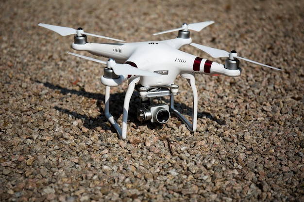 Vliegende witte professionele quadcopter drone-camera