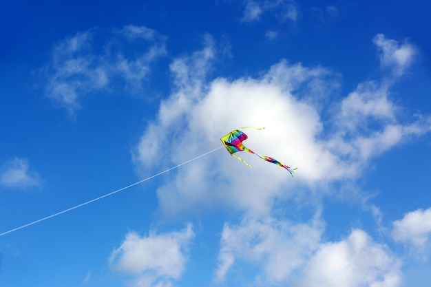 Foto vlieger op blauwe hemelachtergrond