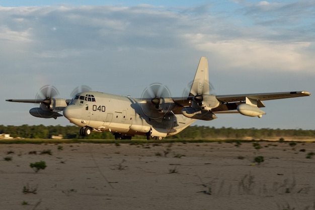 Vliegers van het 21st Special Tactics Squadron springen van een KC130J Hercules