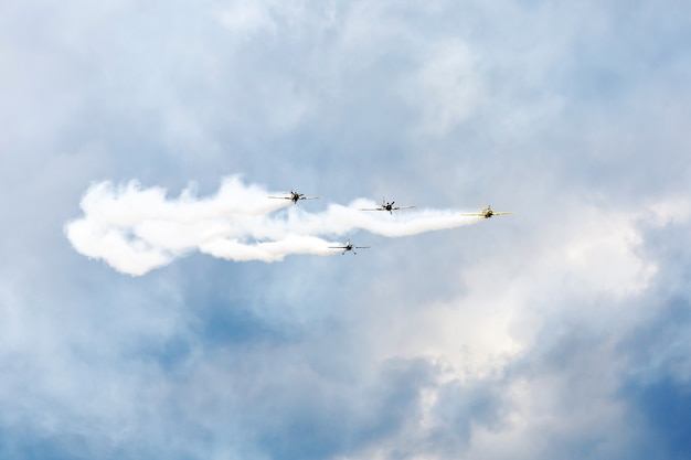 Vliegshow, kleine vliegtuigen lieten rook in de lucht zien met de luchtacrobatiek