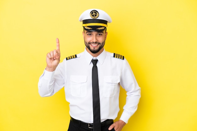 Vliegtuig Arabische piloot man geïsoleerd op gele achtergrond wijzend op een geweldig idee