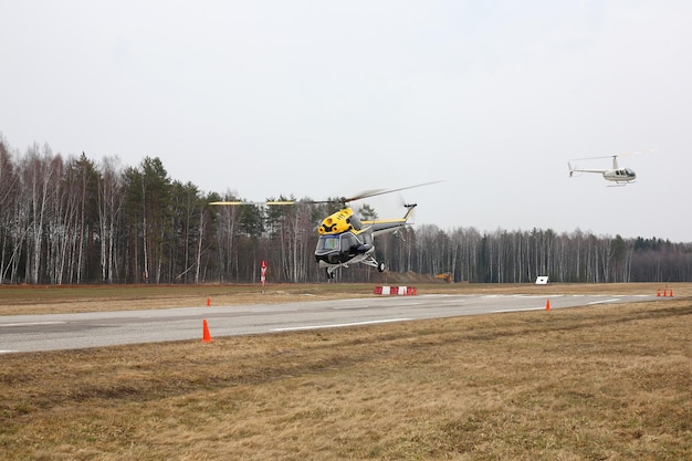 Vliegtuig Blackyellow helikopter maakt vlucht op lage hoogte zijaanzicht