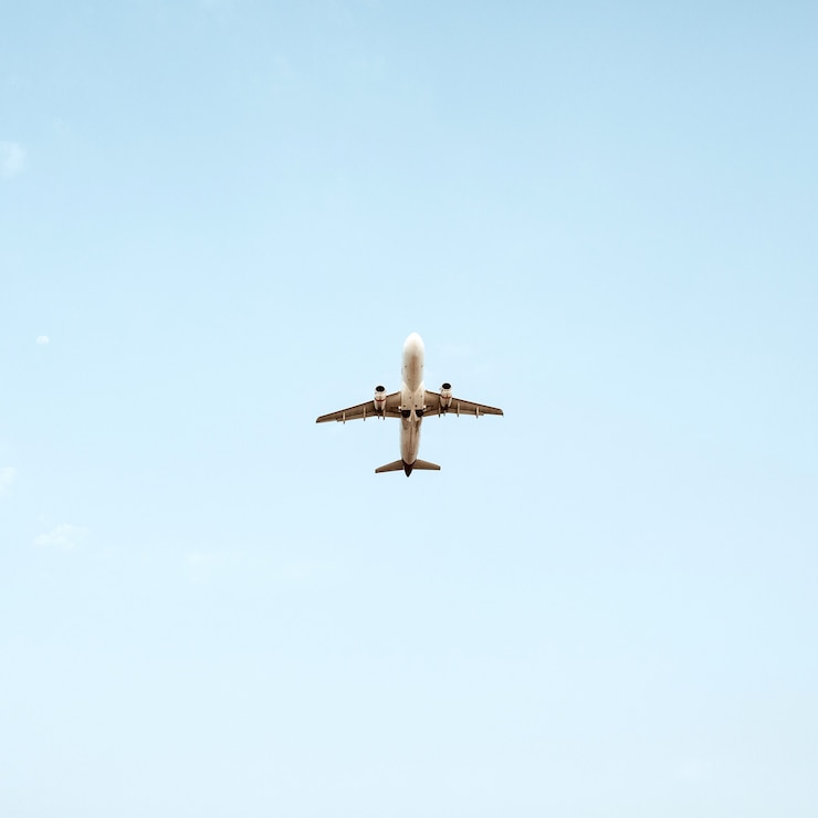Foto vliegtuig dat in blauwe hemel vliegt. reis-, vakantie- en vakantieconcept.