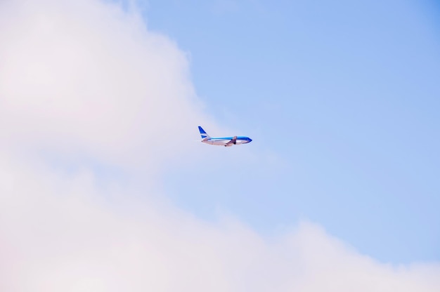 Foto vliegtuig dat over blauwe luchten vliegt in buenos aires, argentinië