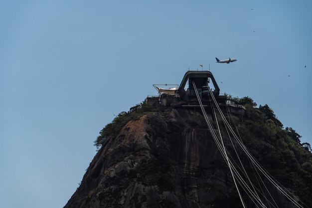 Vliegtuig dat over de Pao de Acucar-heuvel vliegt terwijl het over Rio de Janeiro, Brazilië vliegt In de buurt van de luchthaven Dawn met blauwe lucht Sugar Loaf Mountain