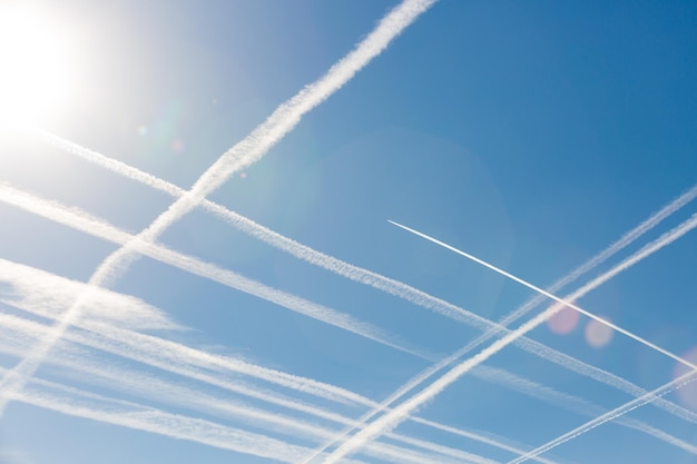 Vliegtuig in blauwe lucht met Vapor Trail Condensatiesporen van vliegtuig in de lucht