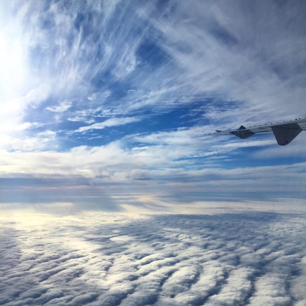 Foto vliegtuig in de lucht.