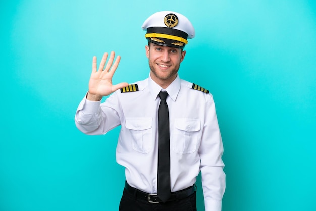 Vliegtuig Kaukasische piloot geïsoleerd op blauwe achtergrond tellen vijf met vingers