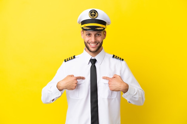 Vliegtuig kaukasische piloot geïsoleerd op gele achtergrond met verrassing gezichtsuitdrukking
