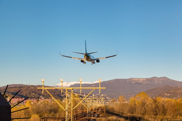 Vliegtuig landt op de luchthaven in de bergen, berglanding