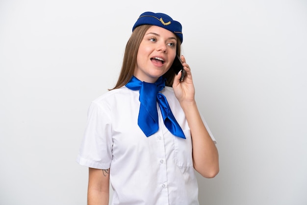 Vliegtuig Litouwse vrouw stewardess geïsoleerd op een witte achtergrond die een gesprek voert met de mobiele telefoon