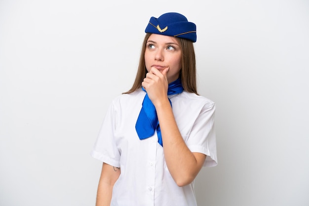 Vliegtuig Litouwse vrouw stewardess geïsoleerd op een witte achtergrond met twijfels en met verwarde gezichtsuitdrukking