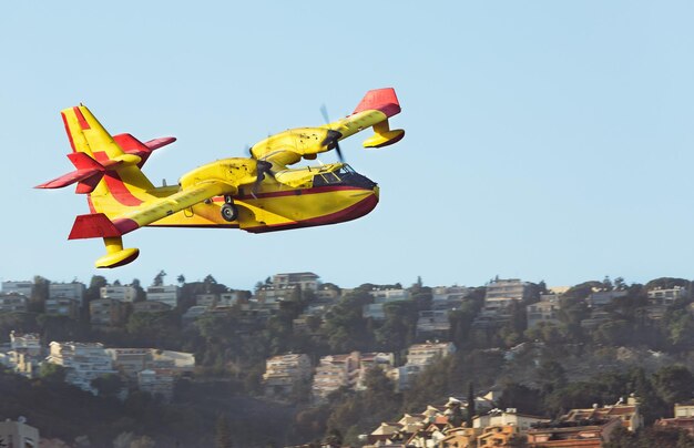 Vliegtuig om het vuur in de lucht boven haifa, israël te blussen