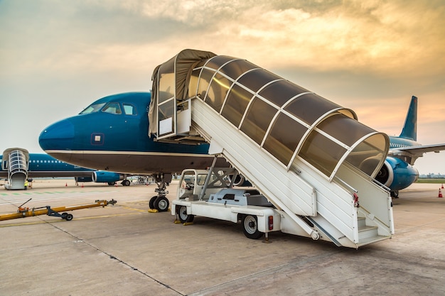 Vliegtuig op de internationale luchthaven van hong kong