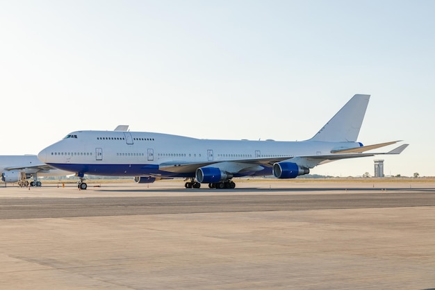 Vliegtuig op de internationale luchthaven