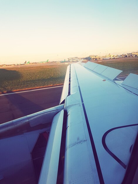 Foto vliegtuig op de landingsbaan tegen een heldere lucht