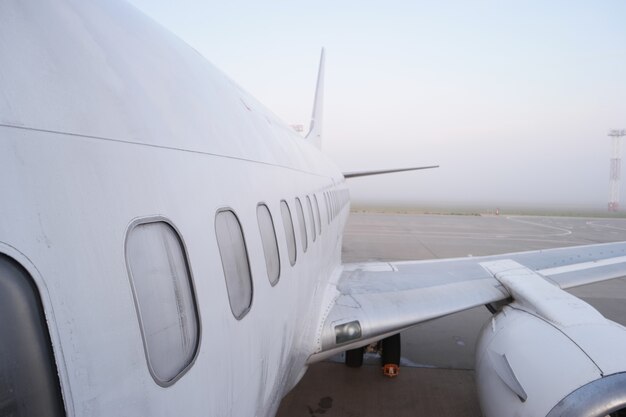 Vliegtuig op luchthaven close-up.