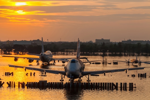 Vliegtuig op overstromingswaterparkeren bij de luchthaven.