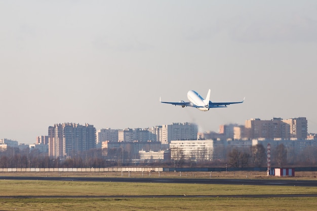 Vliegtuig opstijgen boven de baan