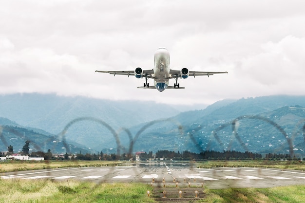 Vliegtuig opstijgen vanaf de luchthaven tegen hemel