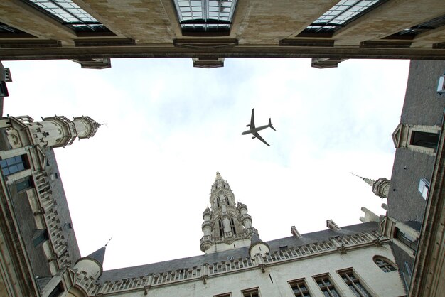 Vliegtuig over de stad Brussel tilt shift