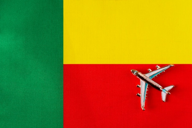 Vliegtuig over de vlag van Benin dezelfde reis